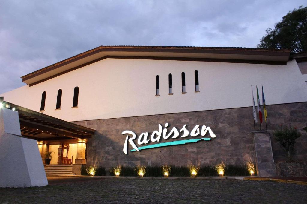 瓜达拉哈拉Radisson Hotel Tapatio Guadalajara的建筑的侧面有标志