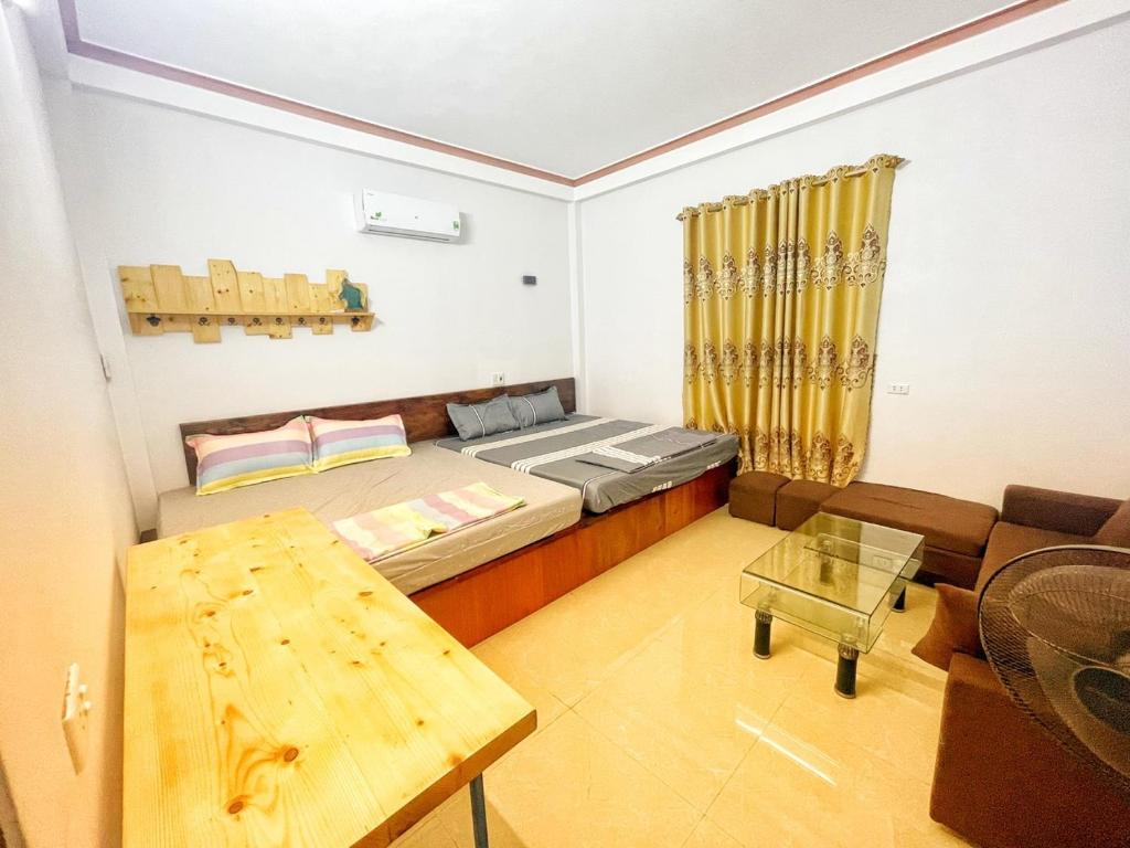 SenHomestay的小房间设有一张床和一张桌子