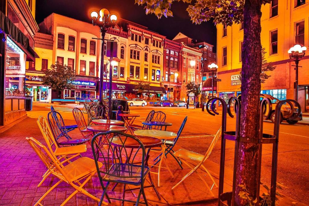 拉克罗斯拉克罗斯丽筠酒店的一群桌子和椅子在晚上在城市街道上