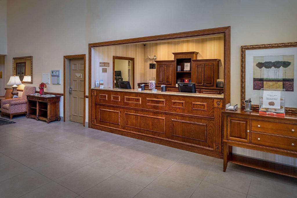 普林斯顿卡尔森 - 普林斯顿江山旅馆的大房间设有大型木评判系统。