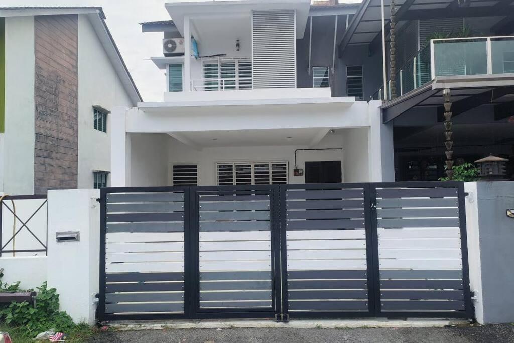 太平Taiping Holiday Home的房屋前的黑白围栏