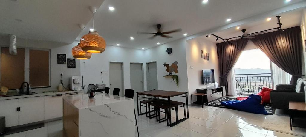 加影D'Homestay Adelia Residence Bangi Avenue的厨房以及带桌子的客厅。