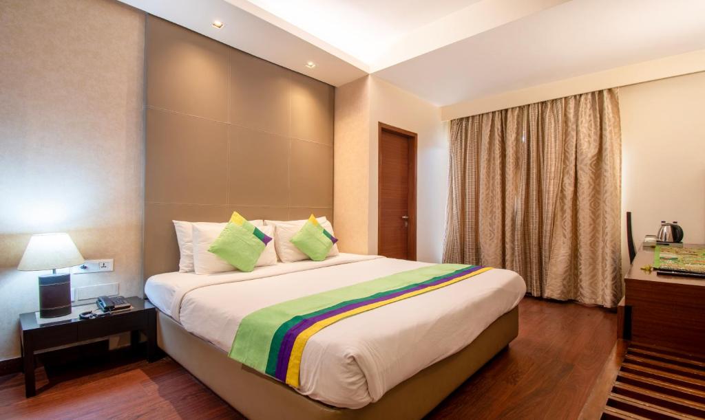 新德里Treebo Trend Cabana的一间卧室,卧室内配有一张大床