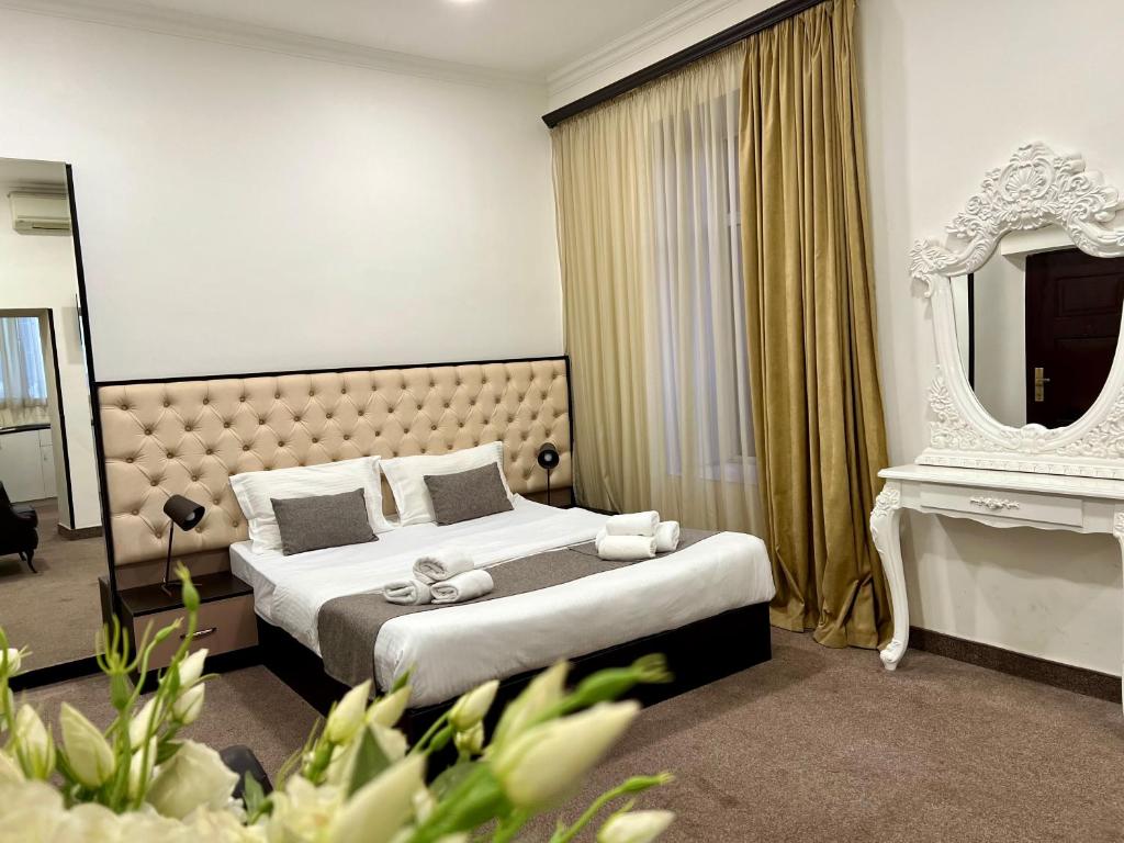埃里温YVN Tumanyan apart-hotel的酒店客房,配有床和镜子