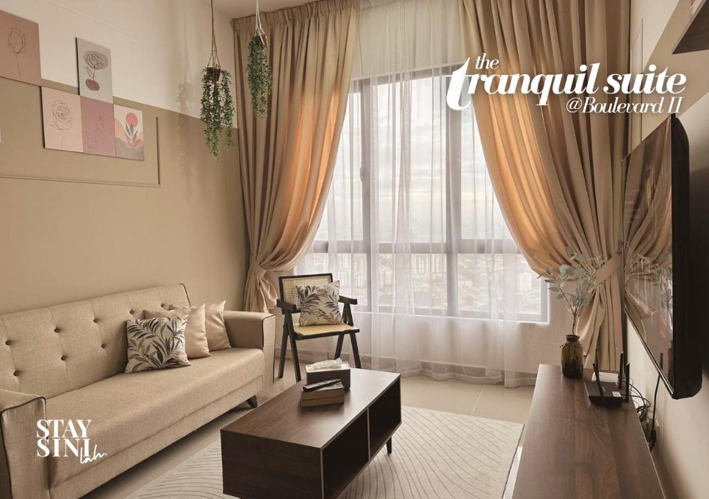 加影Tranquil Suite, MKH Boulevard 2的带沙发和大窗户的客厅