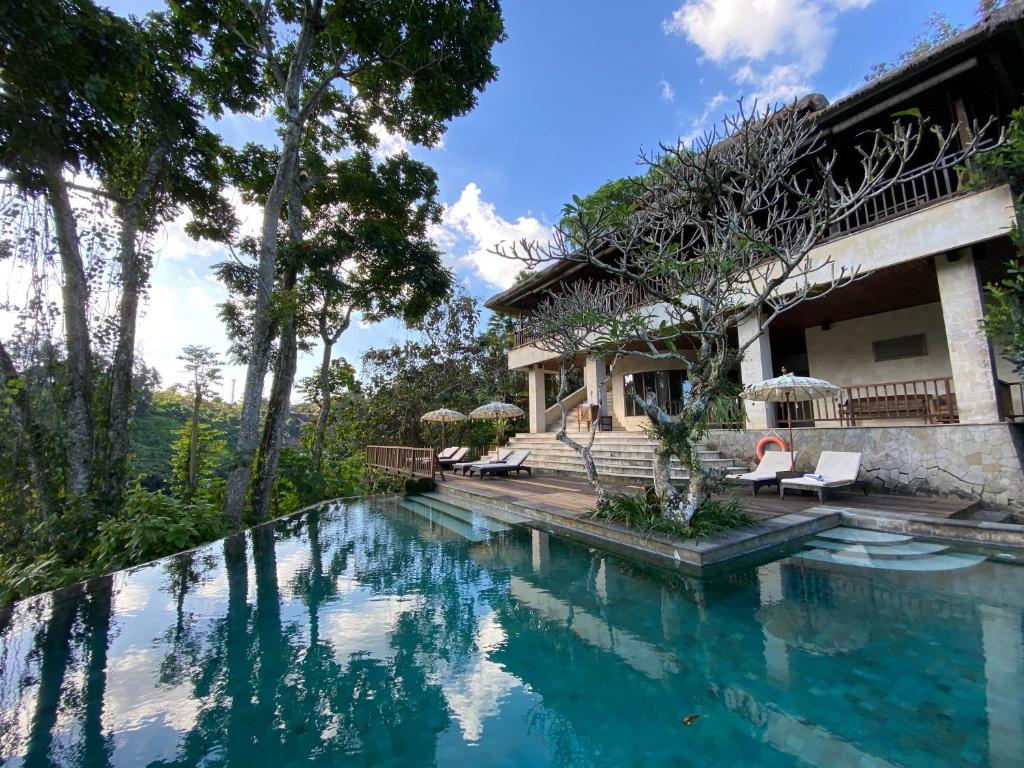 乌布巴厘岛乌布别墅酒店的别墅前设有游泳池