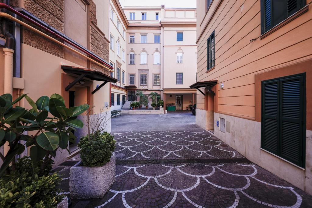 罗马Casa San Giuseppe的城市中一条空荡荡的街道,有建筑