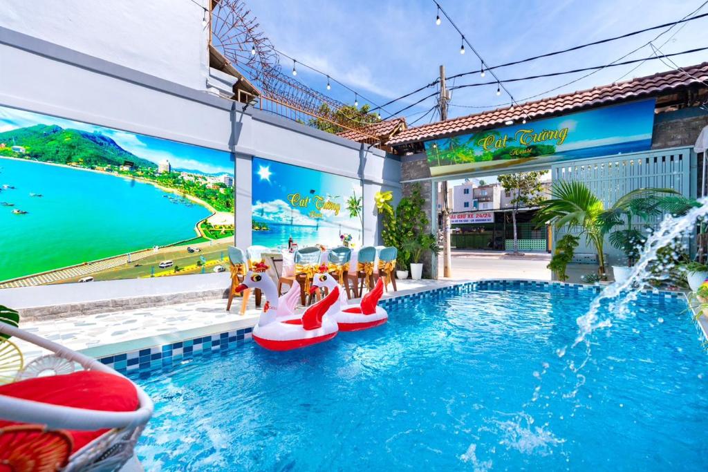 头顿Cát Tường Villa gần biển的度假村的游泳池,带水滑梯