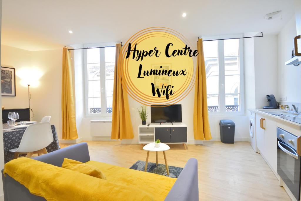 蒙德马桑Le Wlérick 5- Hyper centre - Au calme -Wifi的客厅配有黄色窗帘和黄色沙发