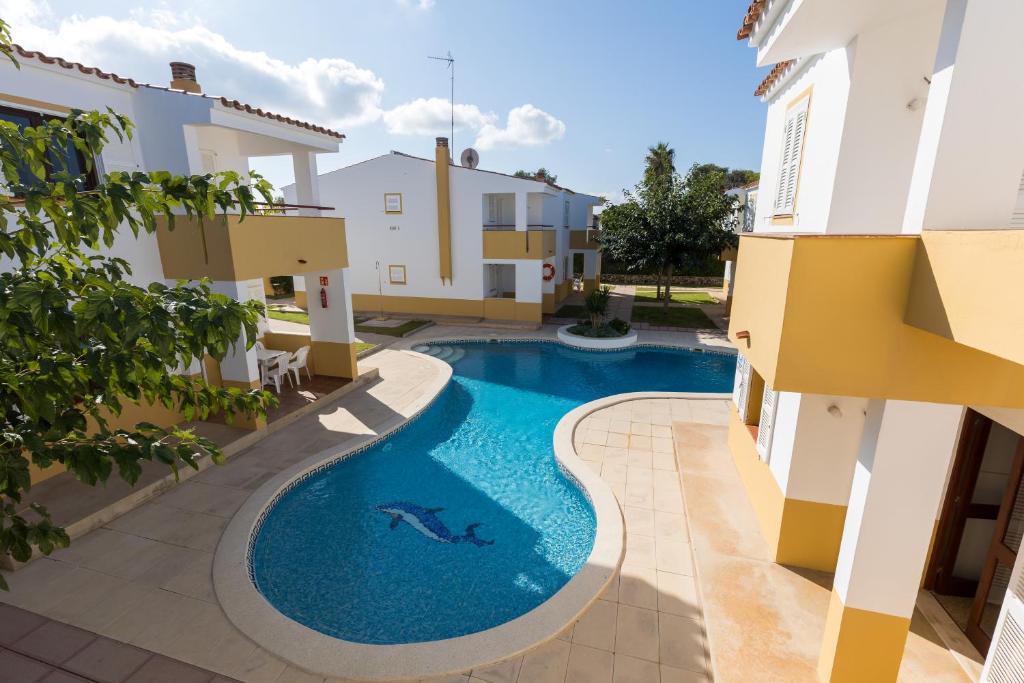 卡拉布兰卡卡萨德塞隆公寓酒店的一座带建筑物的房屋的庭院内的游泳池