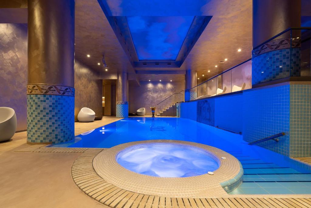 布加勒斯特VISIONAPARTMENTS Bucharest Calea Victoriei的大型浴室设有蓝色瓷砖的热水浴缸