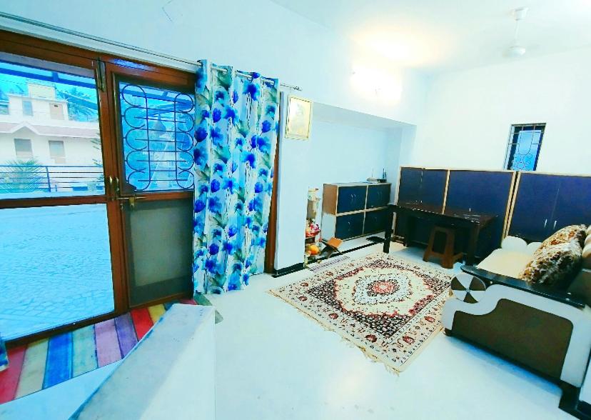 纳西克Aashiyana的带沙发和大窗户的客厅