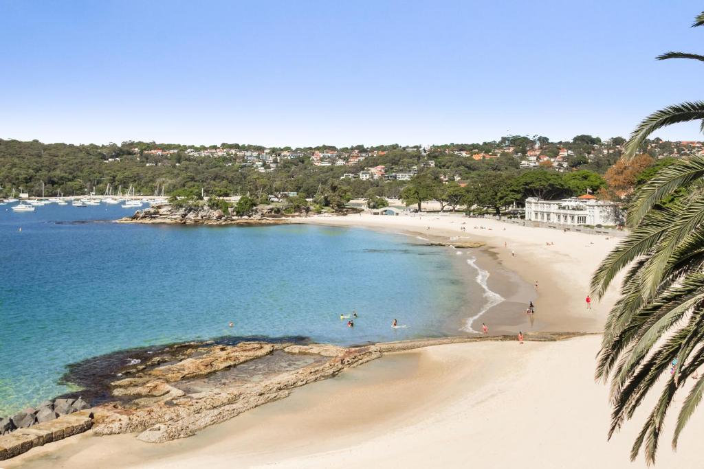 悉尼Balmoral Beach Beauty的和水中的人一起欣赏海滩的景色