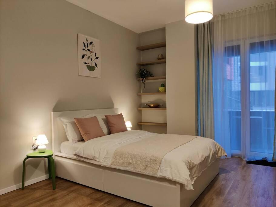 蒂米什瓦拉Joy City Stay Armoniei 01的一间卧室设有一张大床和一个窗户。