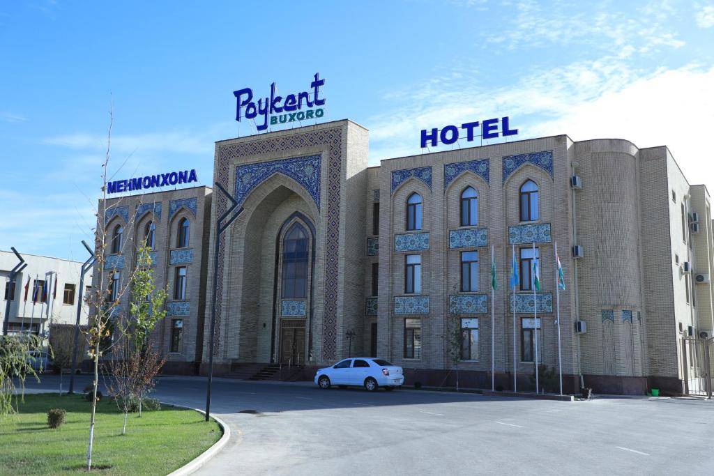 布哈拉Poykent Naqshband的前面有停车场的酒店