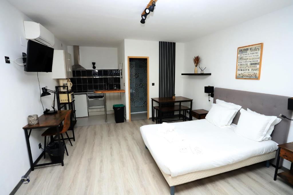 科尔特Apparts' hôtel Casa di a Restonica的一间带白色床的卧室和一间厨房