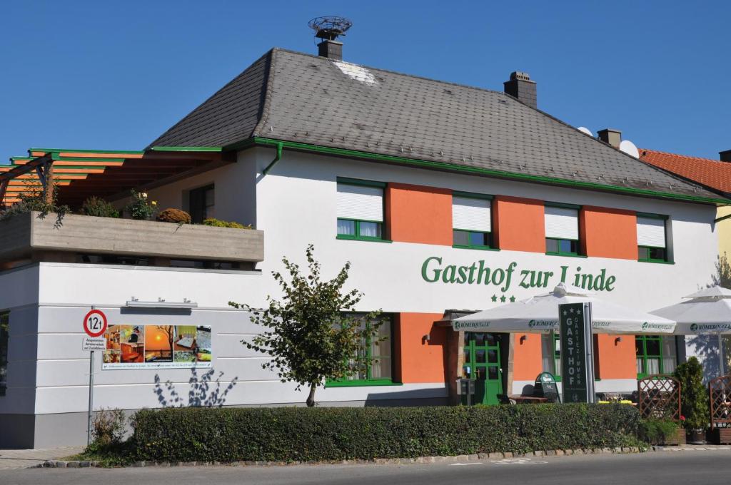 Sankt Andrä bei Frauenkirchen祖尔林德酒店的带有餐厅标志的建筑