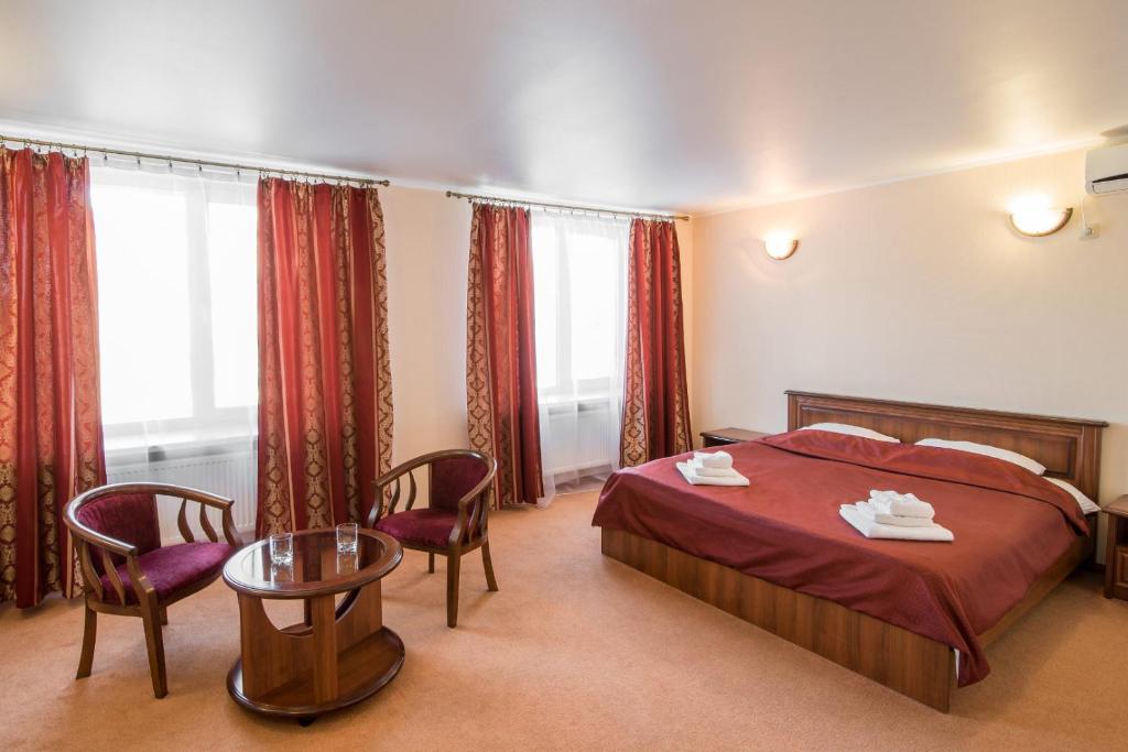 LokhvytsyaГотель Україна的酒店客房带一张床、椅子和窗户
