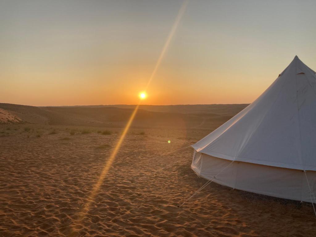 MuntaribDesert Moments Glamping - full privacy的日落时分沙漠中的白色帐篷