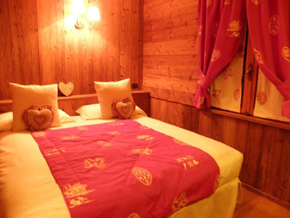 瓦托内切B&B Lepetitnid的一间卧室,配有一张带两个泰迪熊的床