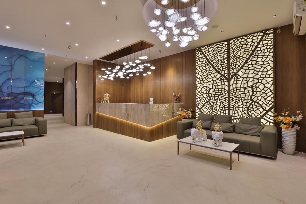 苏拉特Hotel Elements Surat的大厅,设有沙发和桌子