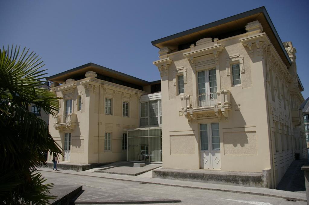 贝坦索斯贝坦索斯别墅酒店的一座大型建筑的侧面设有阳台