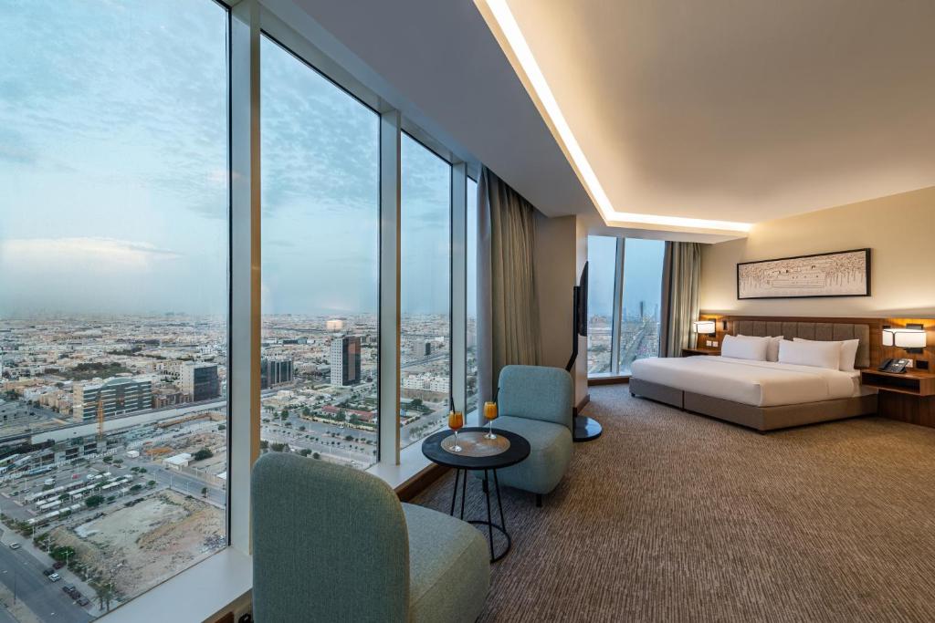 利雅德HDB Financial District的酒店客房设有一张床和大窗户
