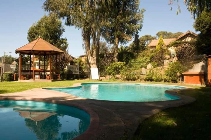 维纳德马Linda Casa 2D 1B的一个带凉亭的庭院内的游泳池