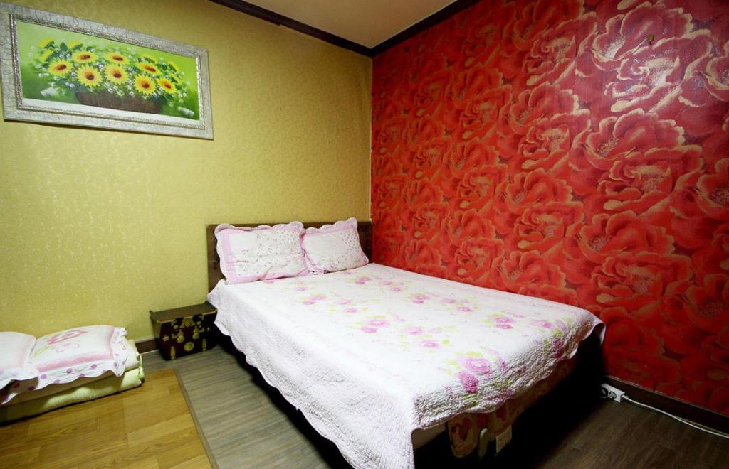 木浦市Venus Motel的一间卧室配有一张红色墙壁的床