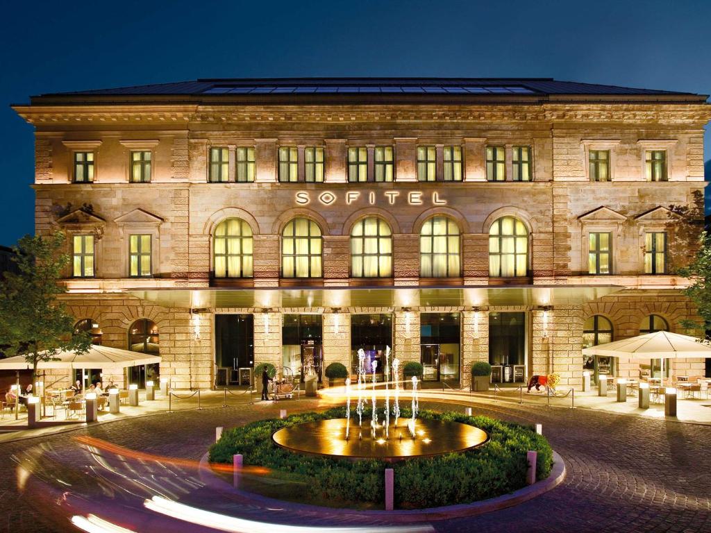 慕尼黑慕尼黑索菲特巴亚普斯特酒店的一座建筑前面有喷泉