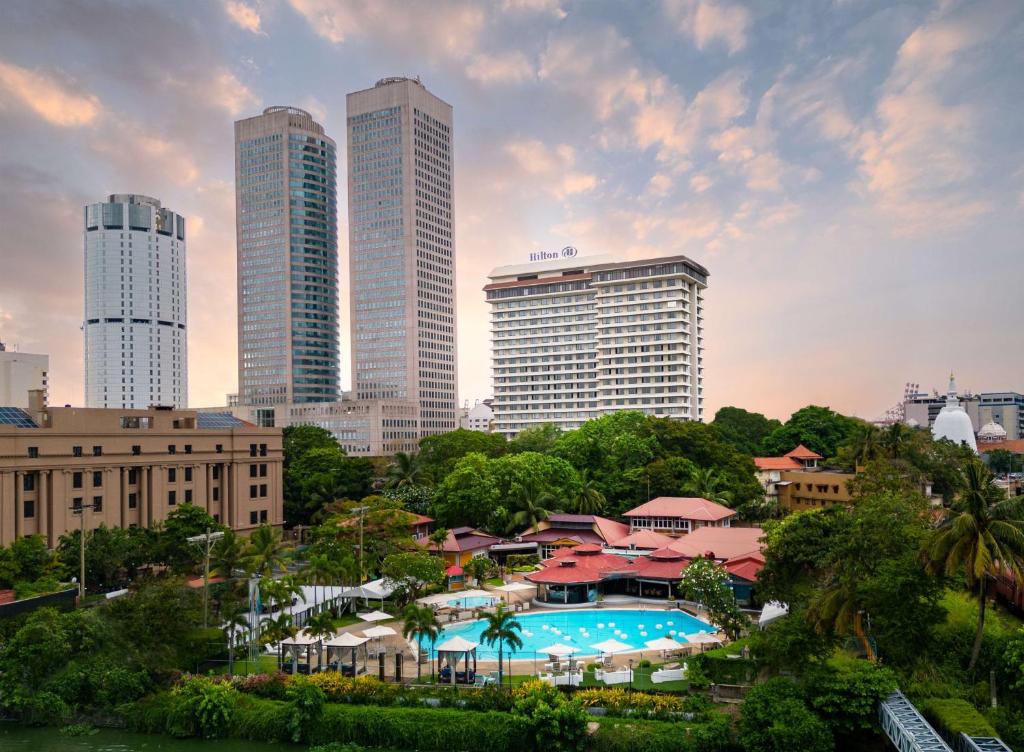 科伦坡科伦坡希尔顿酒店的享有城市景观,设有游泳池和建筑