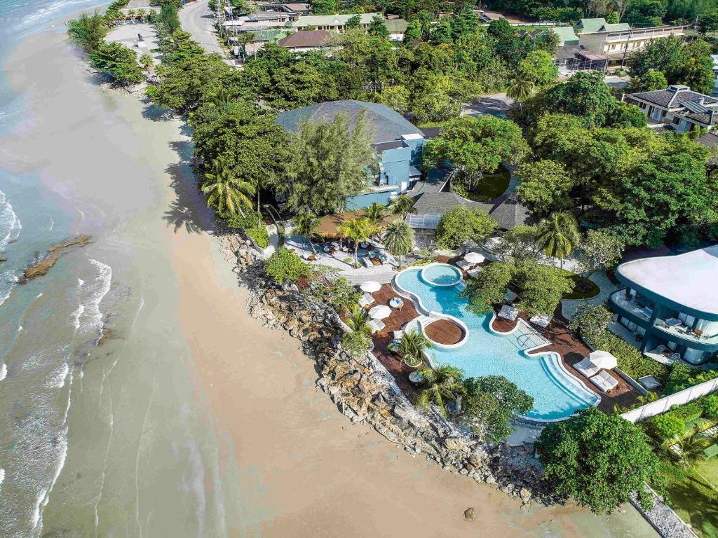 梅尔皮姆Mercure Rayong Lomtalay Villas & Resort的享有海滩度假村的空中景致