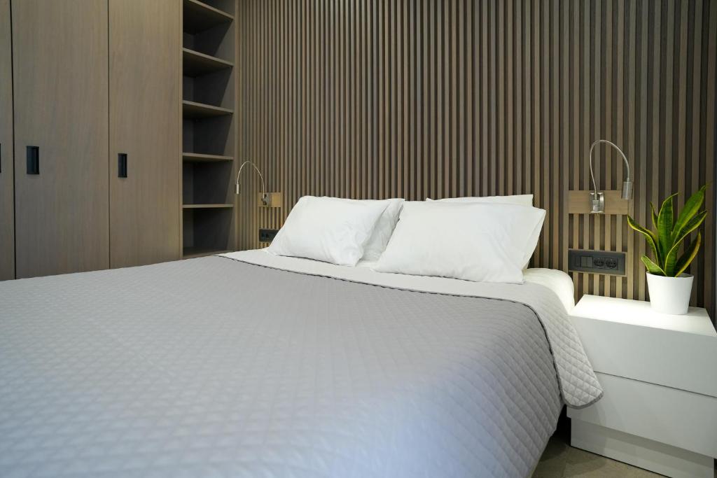 马斯蒂查里XeVa Studio的卧室配有白色大床和白色枕头