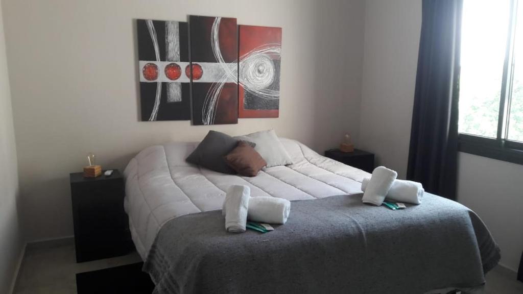拉斐拉Complejo Ermindo I的卧室配有一张带两个枕头的大白色床