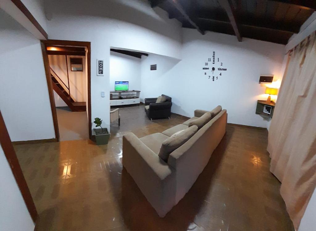 伊瓜苏港Home La Pampa的带沙发和电视的客厅