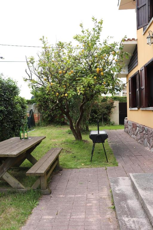 希洪Chalet céntrico/costero en Gijón的一张野餐桌和树旁的烤架