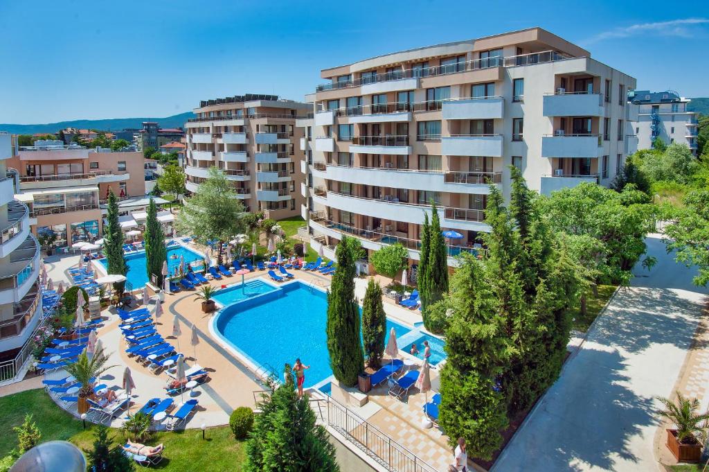 茨雷沃Hermes Club Hotel - Ultra All Inclusive的享有带游泳池的度假村的空中景致