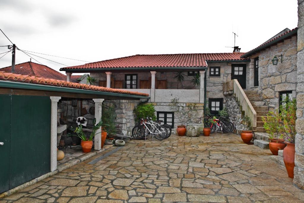 索茹Casas do Cavaleiro Eira的一座房子的庭院,里面停放着自行车