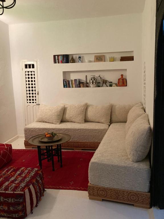 艾西拉Dar Said的客厅配有沙发和桌子