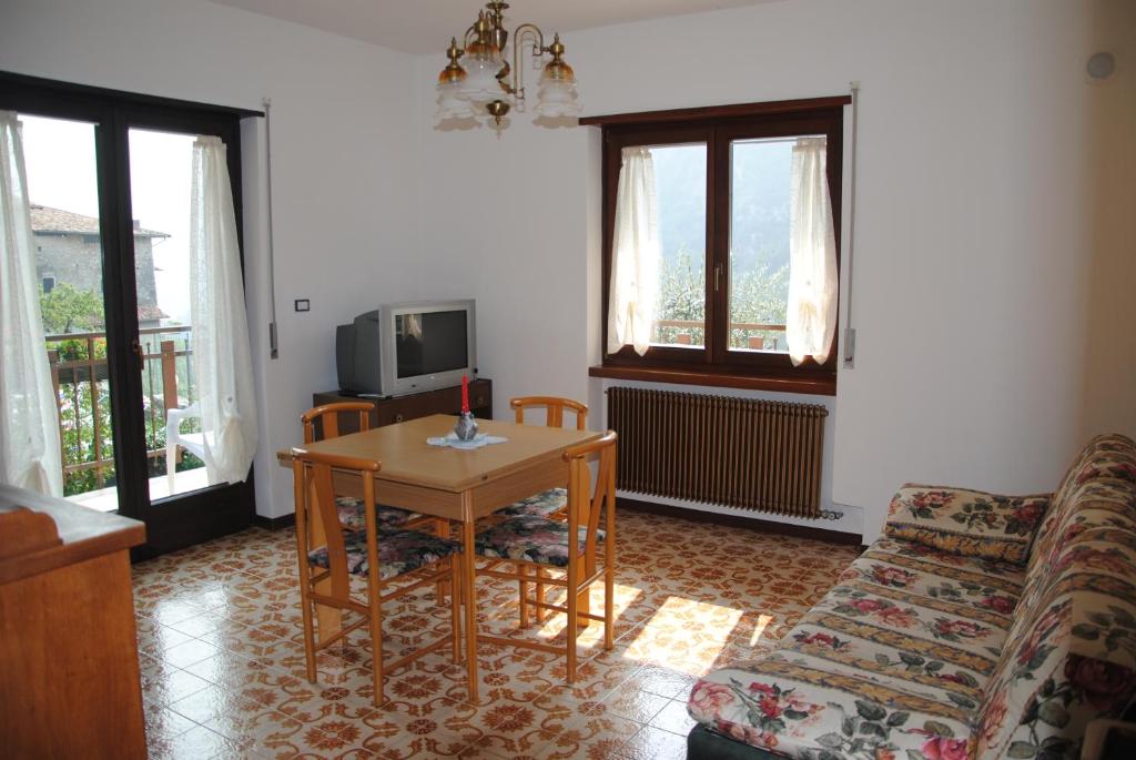 滕诺Appartamento da Bruna e Manuela的客厅配有桌子和沙发