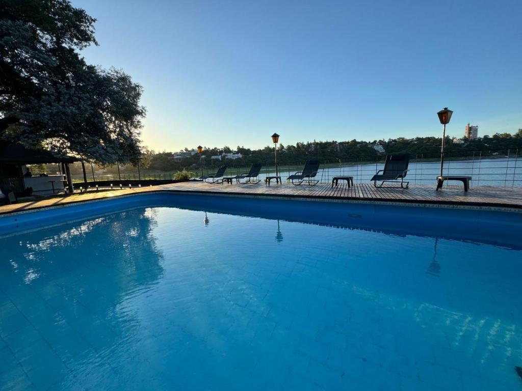 维拉卡洛斯帕兹Nuevo Hotel Ciervo de Oro- By HVH的公园里一个带椅子的大型游泳池