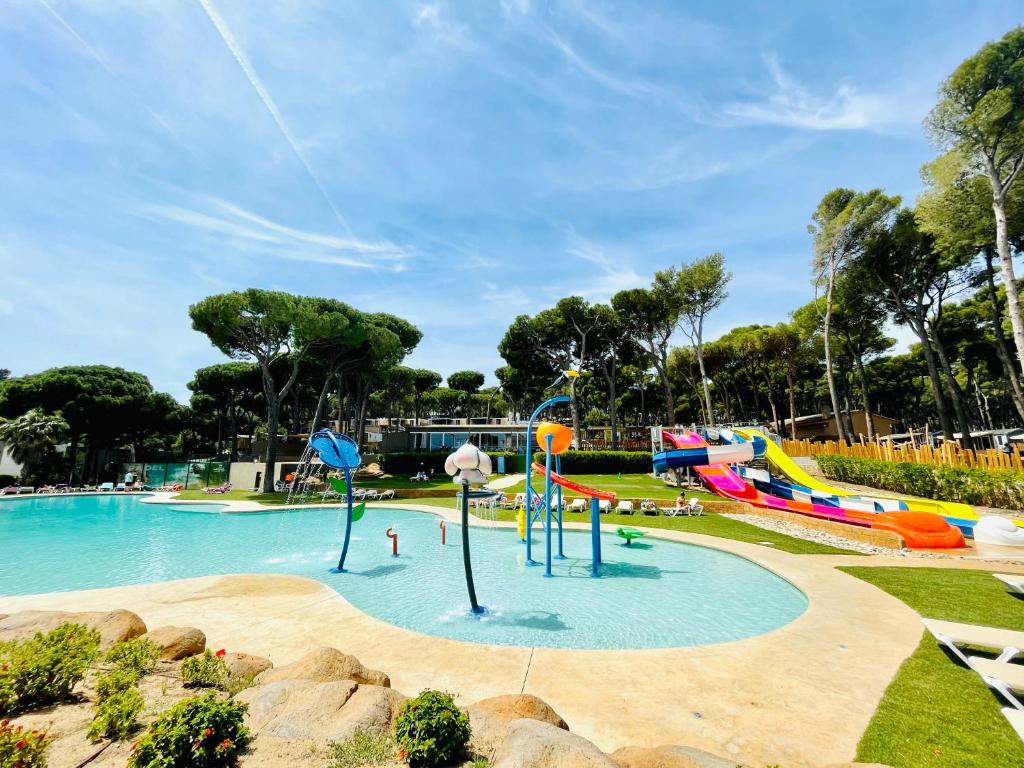 帕尔斯Interpals Eco Resort的一个带大型游泳池及滑梯的水上公园