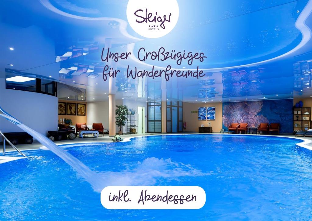 库洛特拉森STEIGER Hotel Elbschlösschen Rathen的一座酒店游泳池,为冬季游客提供以下类别的词语