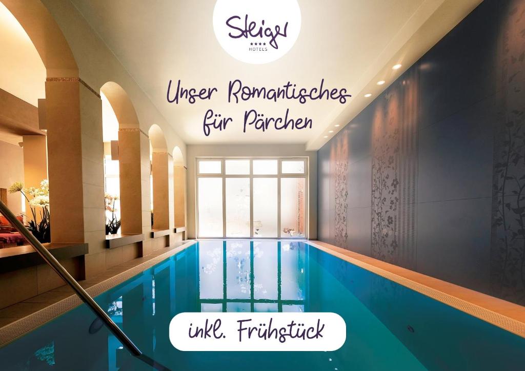 巴特尚道STEIGER Hotel Sebnitzer Hof的一座游泳池,在一座酒店里,有5个正在装修的字眼