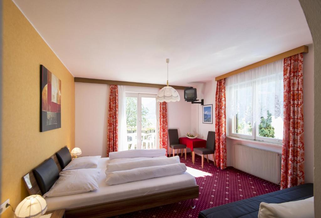 索能伯格旅馆客房内的一张或多张床位