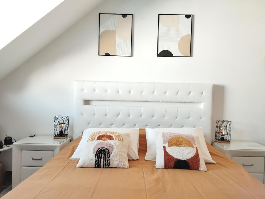 滑铁卢Sweetnest by home的白色卧室配有一张带两个枕头的大床