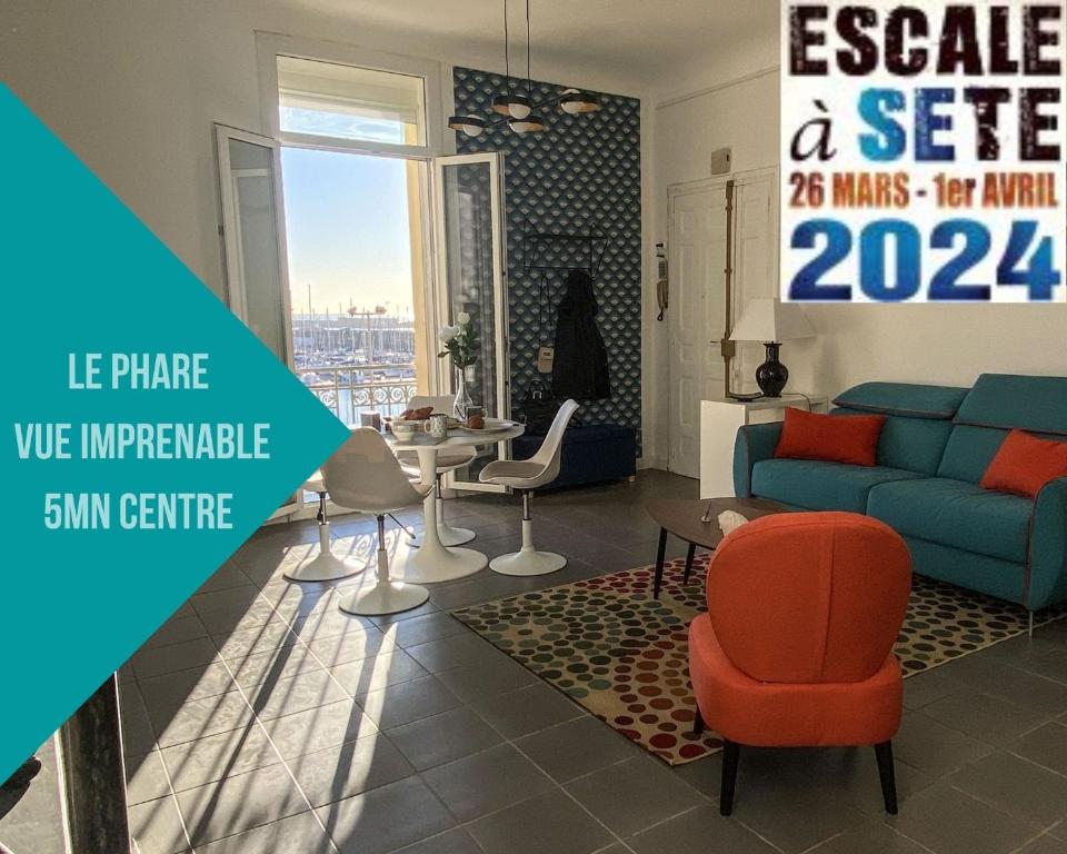 塞特港Le Phare的客厅配有蓝色的沙发和椅子
