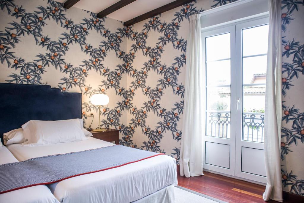 帕德隆Hotel A Casa Do Rio的一间卧室设有床、窗户和门