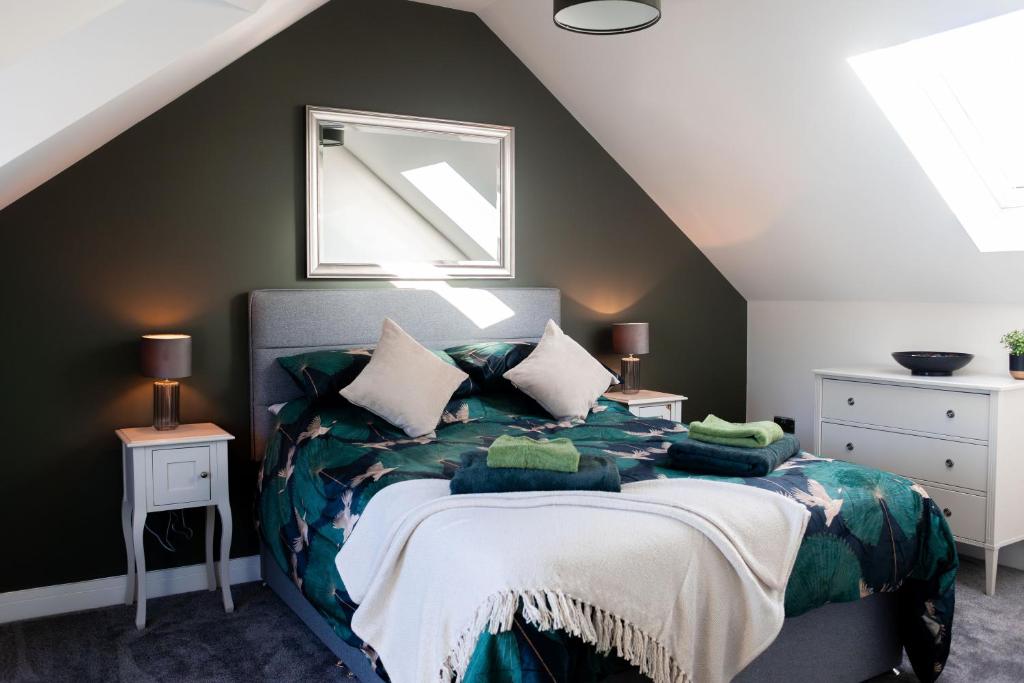 PuddletownEmerald Lodge的一间卧室配有带枕头的床