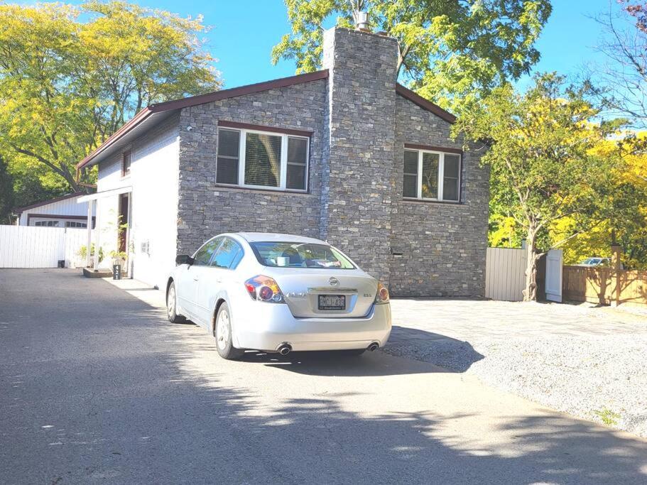 滨湖尼亚加拉Cozy Home in Niagara-on-the-Lake的停在房子前面的白色汽车